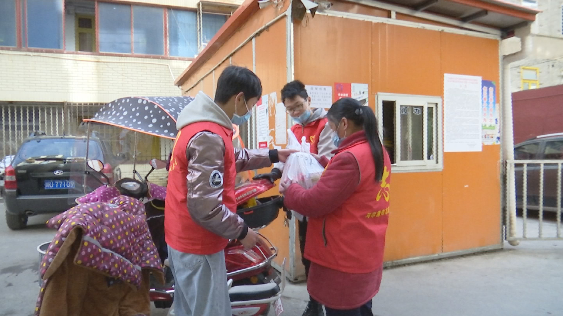 一天跑20趟超市，00后大学生志愿者贴心代购好暖心
