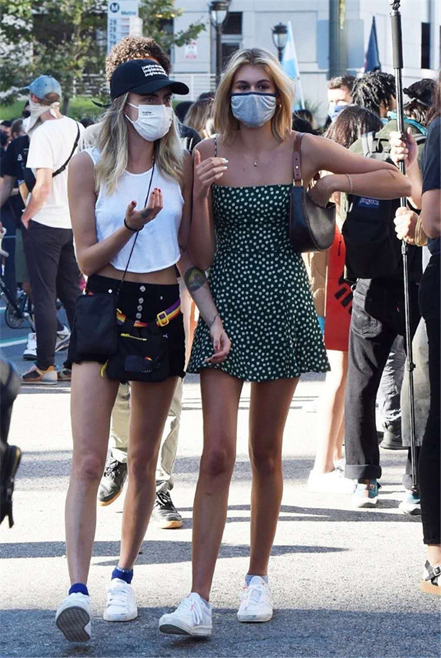 平胸女怎么穿衣搭配,平胸女人怎样穿搭好看