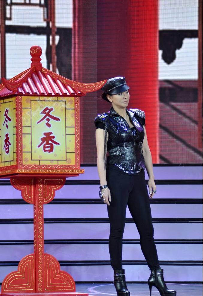 田丽最漂亮的一字裙 (田丽穿衣搭配)