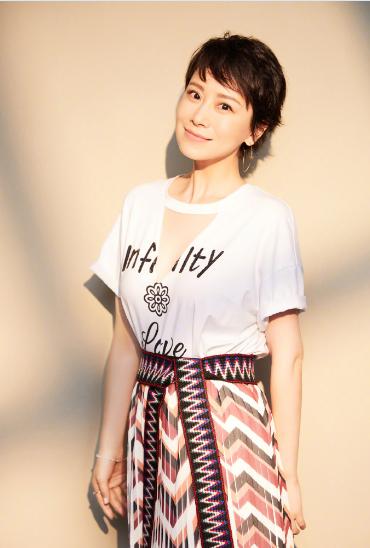 白t短裤造型的海清,海清穿黑粉色连衣裙加上干练盘发