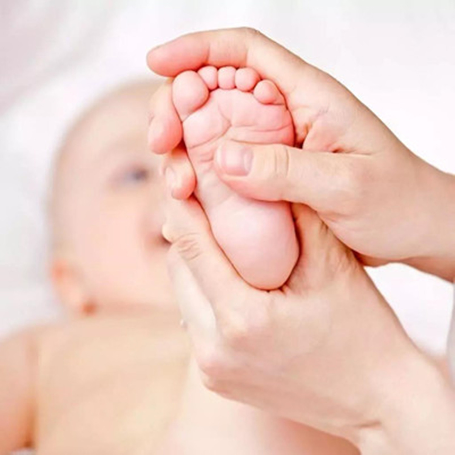 孩子睡前抓耳朵大哭,小孩睡觉摸胳膊怎么纠正