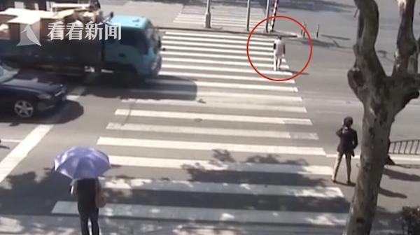 辛酸老人老年生活的视频,心酸68岁残疾老人