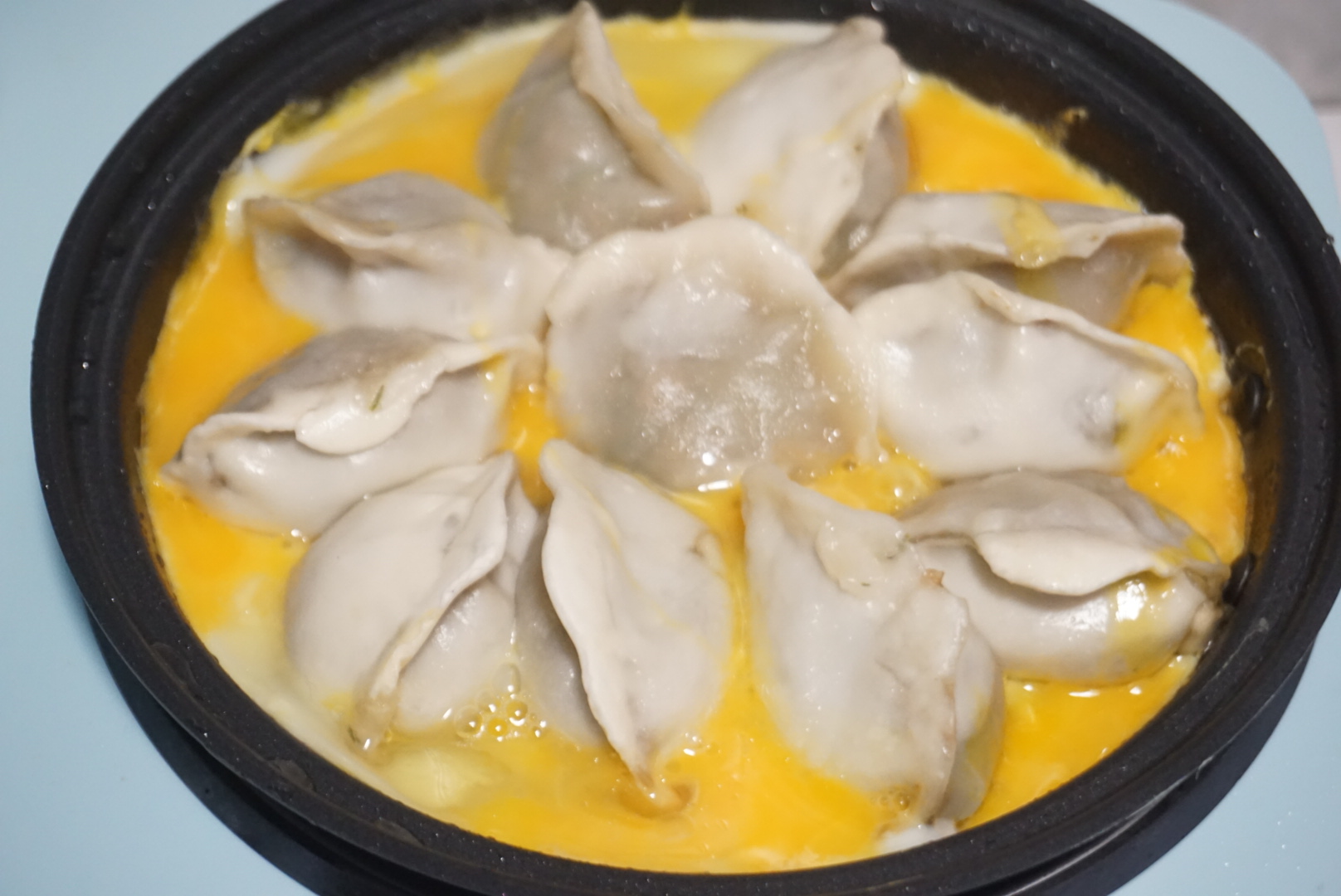 十分钟快手早餐鸡蛋饼,煎饺抱蛋的家常做法