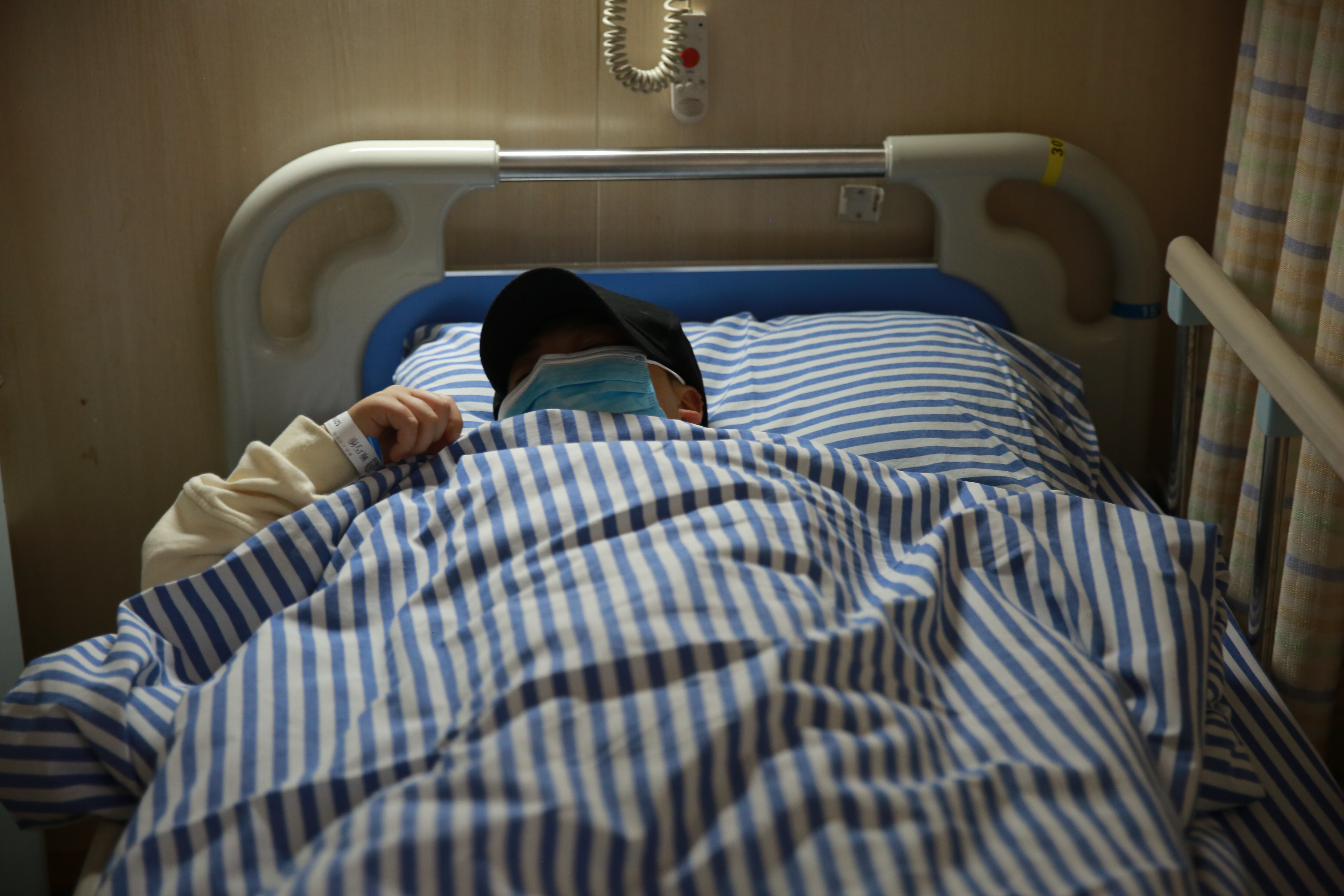 女子吃宵夜拒绝陌生男搂抱摸脸遭暴打，猥亵打人“仙居第一硬”被行拘13天，不满警方处理向公安部写控告信