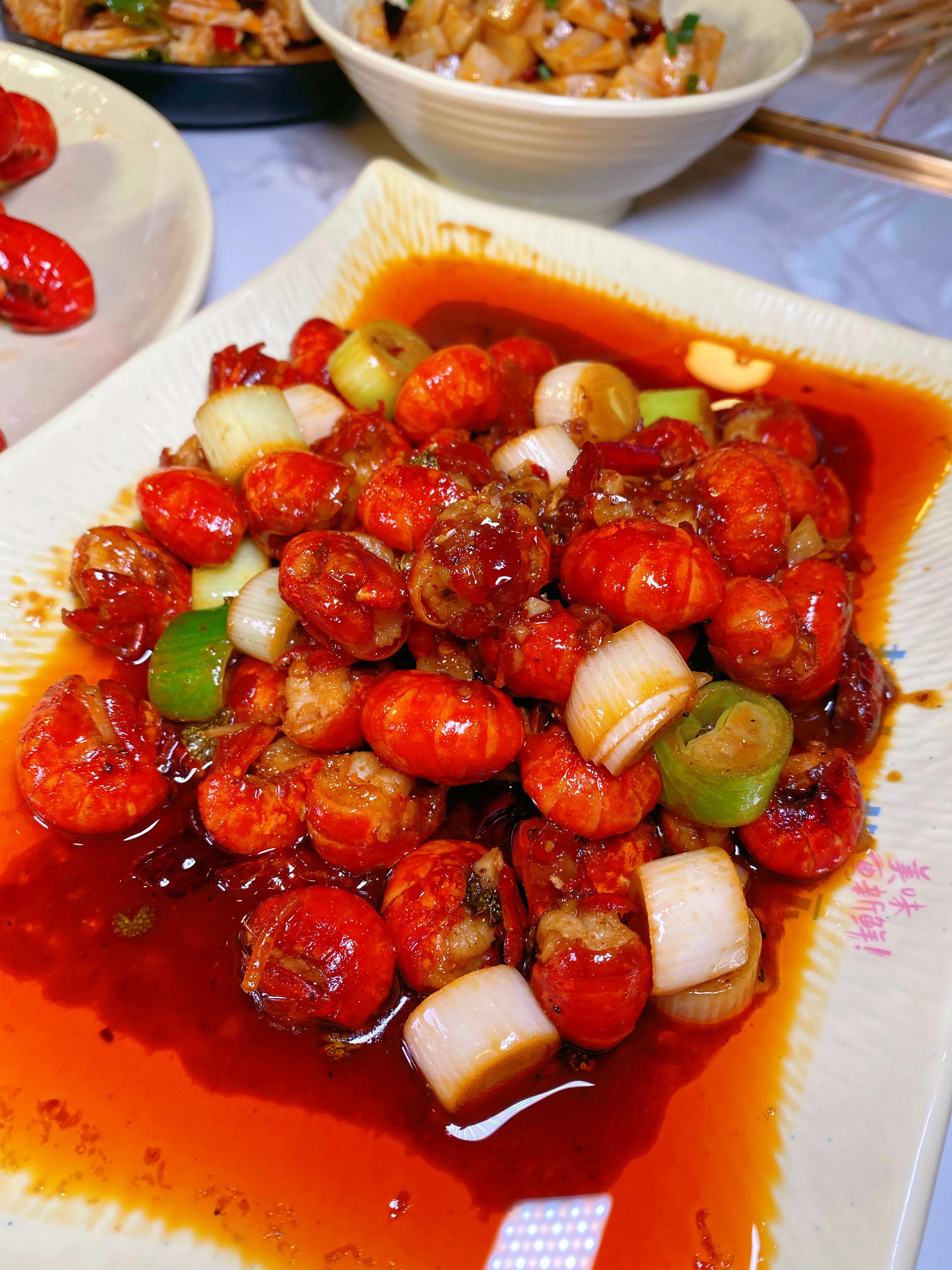 没想到西安这家饭店，把虾做出了各种“花”，排队吃虾人真多