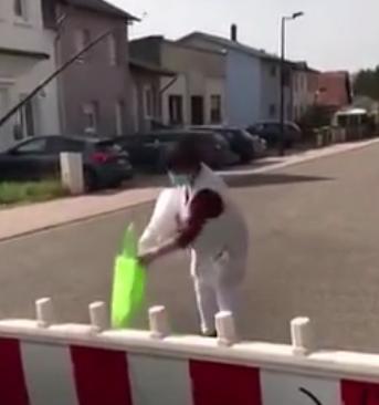 “线”上买家!因疫情边境关闭,男子用钓竿跨境买面包