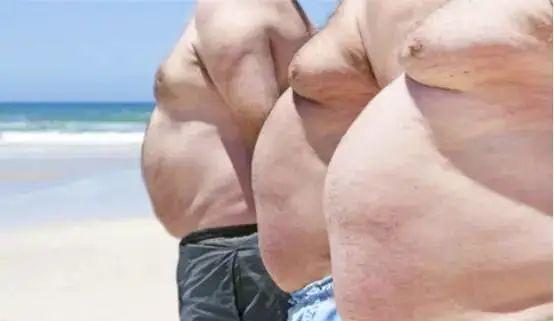 胸大也烦恼，尤其在男性身上，如果boy乳腺发育可得上点心