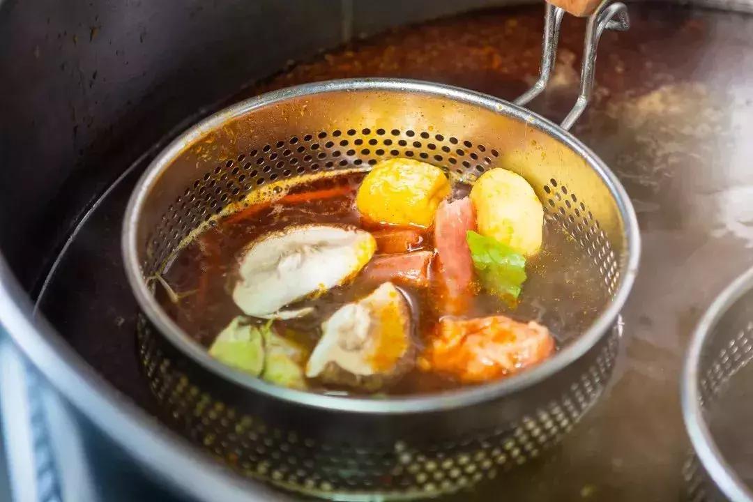 阿姨在路边卖麻辣拌,辽宁大姐秘制麻辣拌