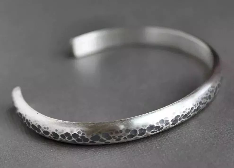 命里金字多的人本命年戴什么护身,右手带银有什么讲究