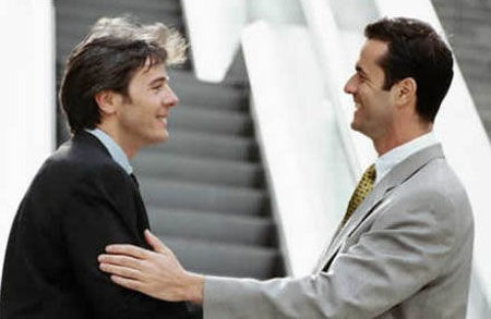 苦瓜脸的人怎么改变,男生苦瓜脸如何保持微笑