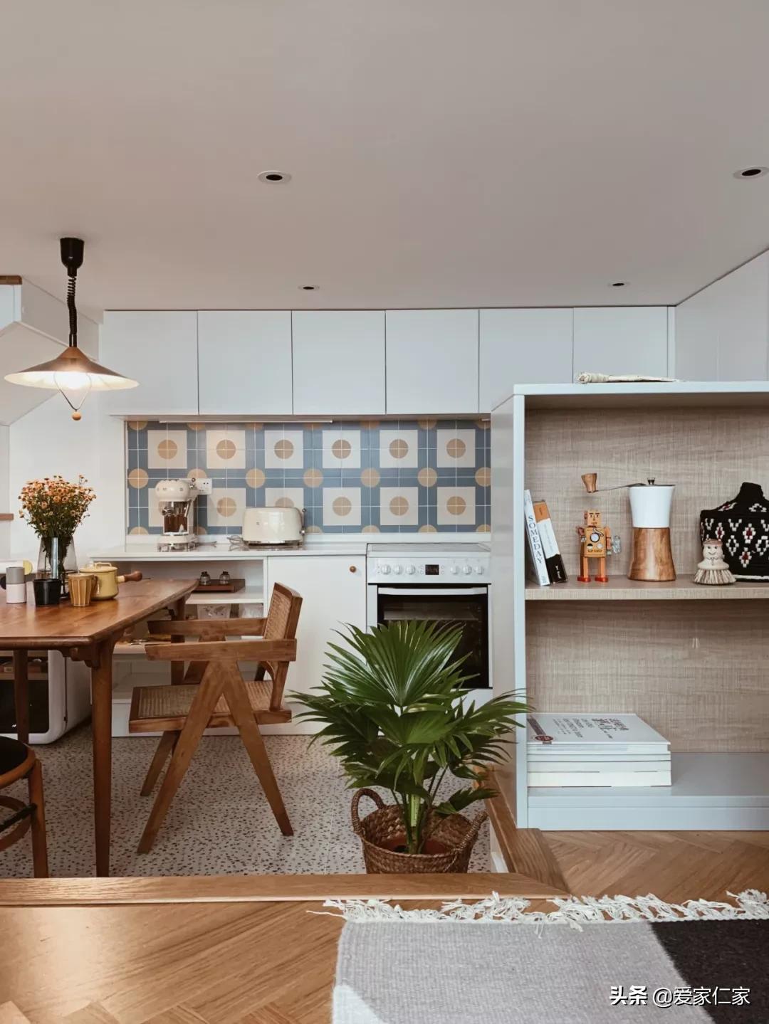 她买下32㎡上海老旧学区房，为女儿打造小桃园，20㎡超舒适大庭院