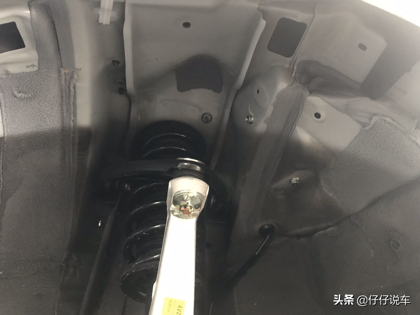 吉利帝豪新车自带底盘装甲吗,新车装底盘装甲多少钱手工费