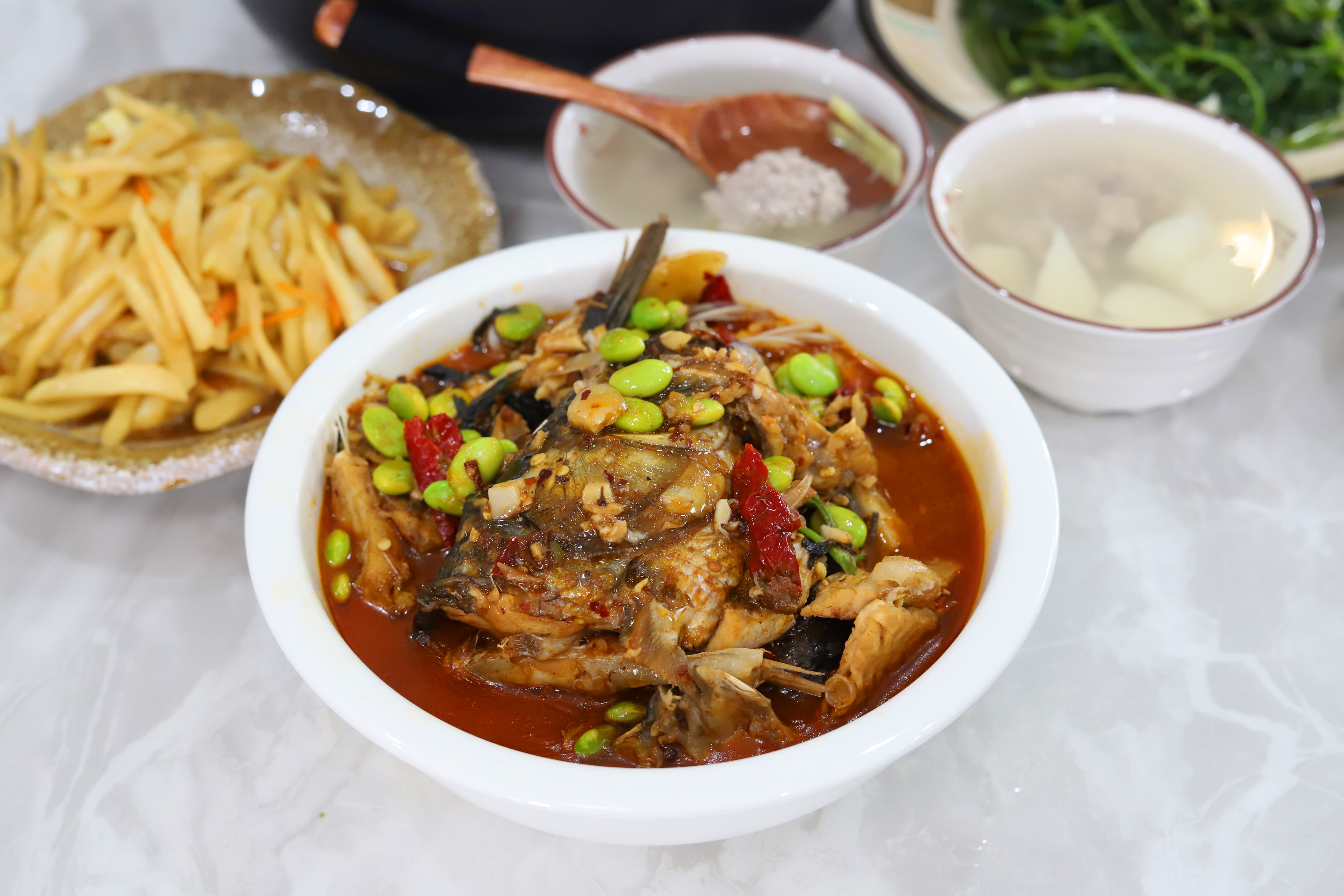 草鱼骨最好吃的做法,用草鱼骨头做了一碗菜香辣下饭