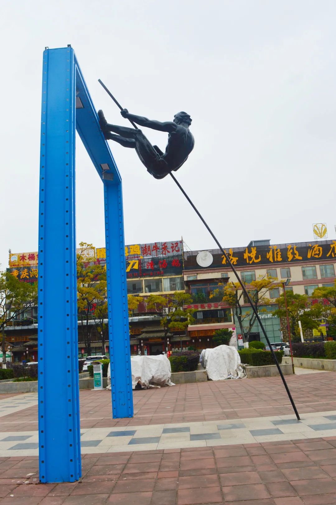 生命运动的颂歌──新亚洲体育城体育艺术广场系列雕像欣赏