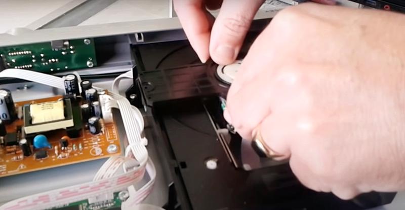 BLUESKYDV665影碟机，光盘托架不出仓维修，注意检查顺序和手法