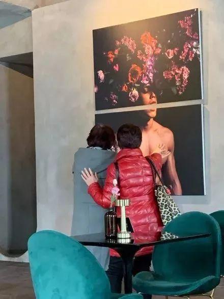 混血肌肉男模被“硬核阿姨”袭胸？她们做了我不敢做的事！