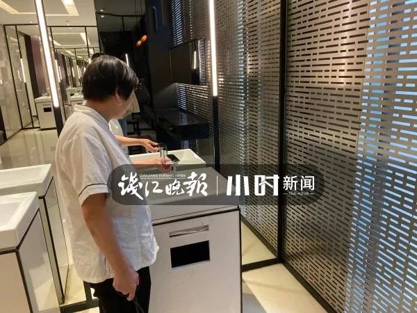 商场公厕收费被女生霸占,杭州厕所被霸占