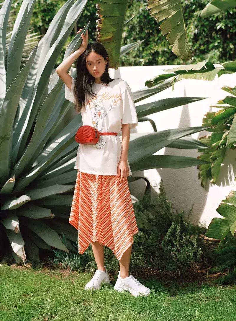 天气回暖怎么穿?裙子+运动鞋是时尚人群中热度最高的搭配法则