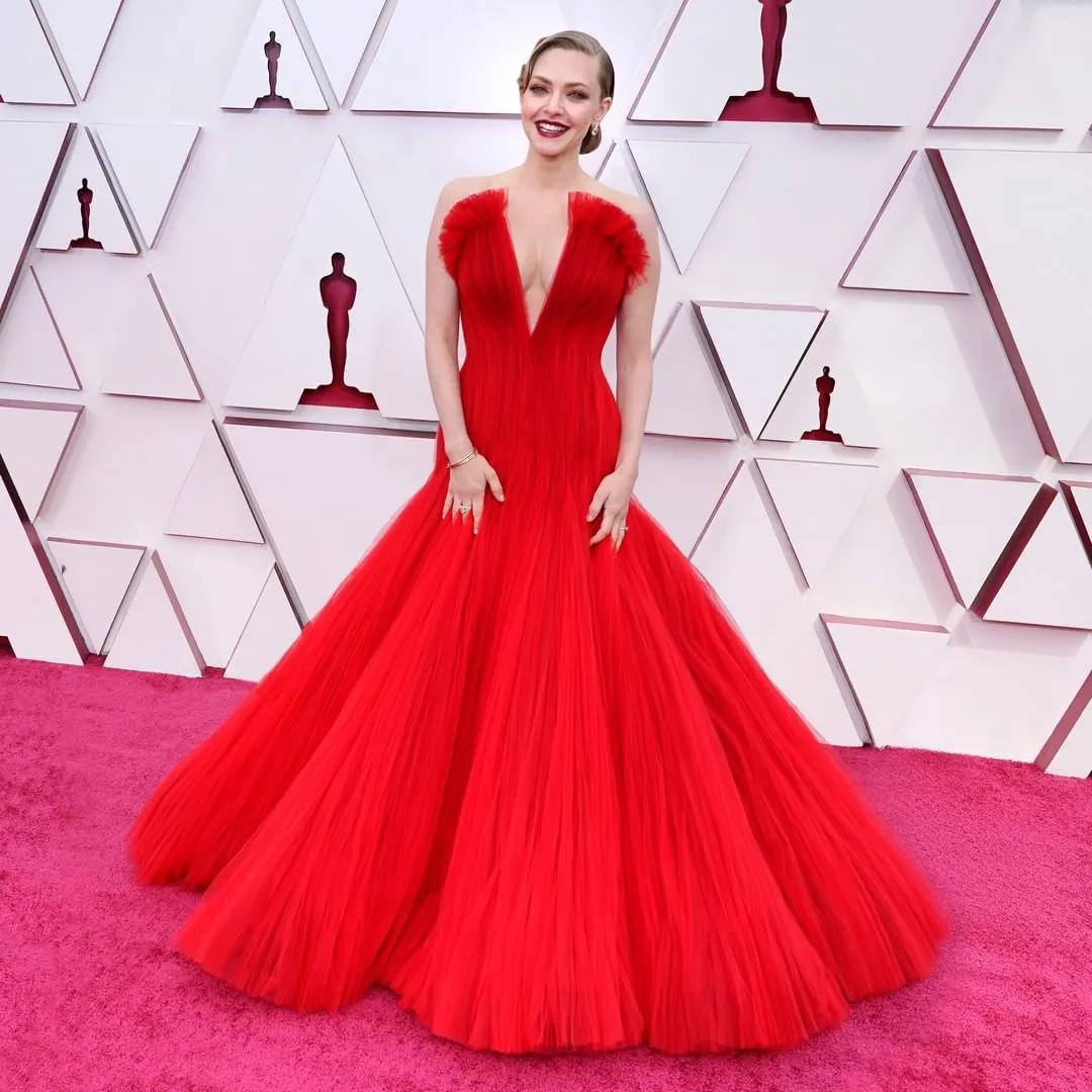 女明星红毯造型少不了它？网友：论优雅，还得是Armani的设计