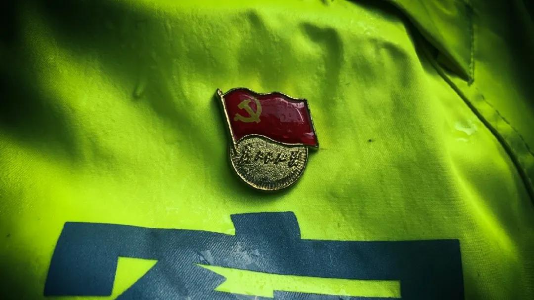 寒夜中有你们逆风而行的身影,逆风而行风雨中的身影