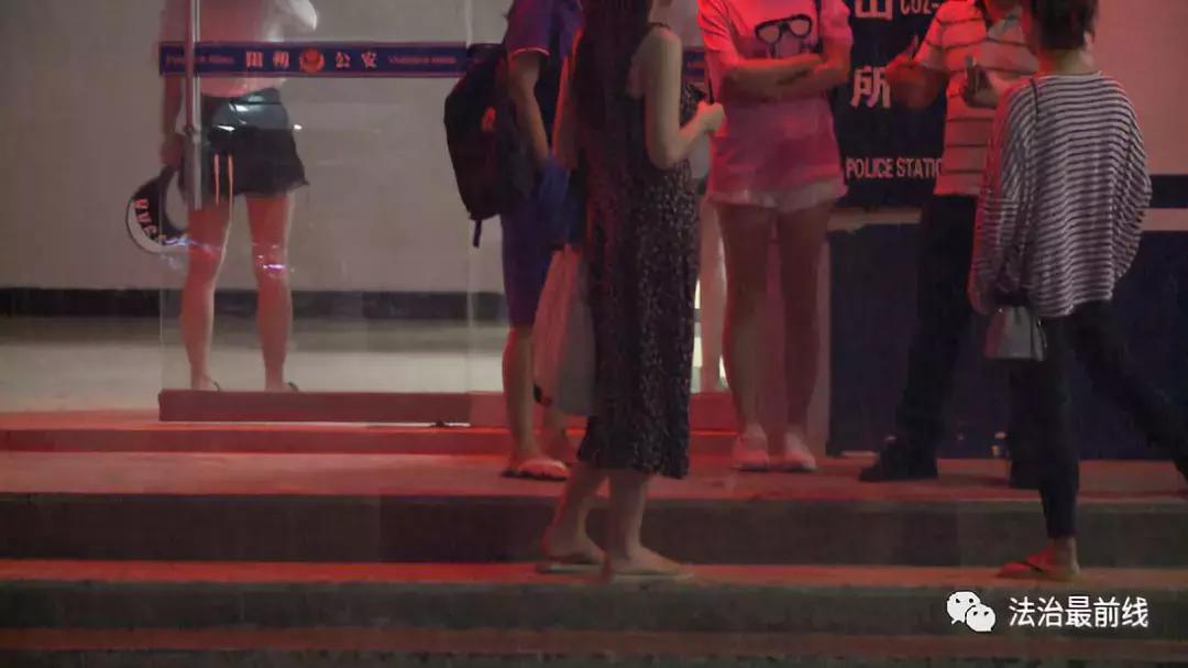 一女子在女浴室偷拍被抓现行,桂林某景区摄像头