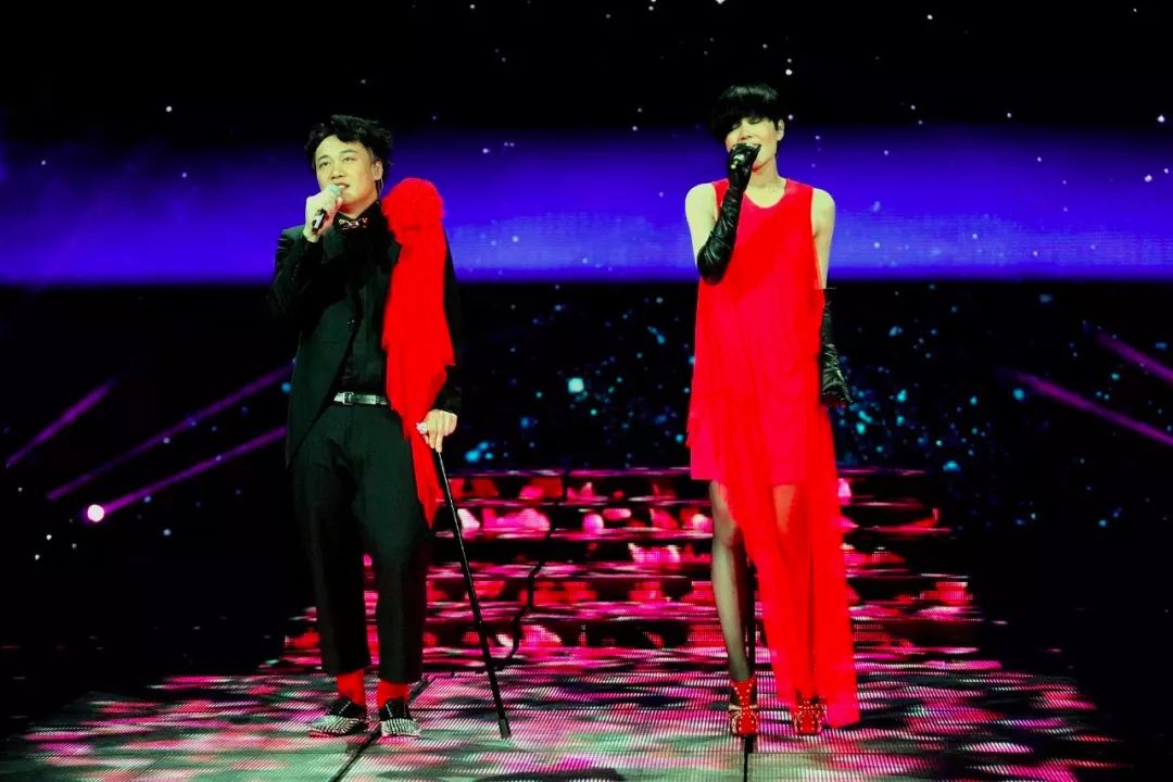 春晚时尚图鉴:热巴杨幂的红裙、王菲刷碗手套和董卿李思思的口红