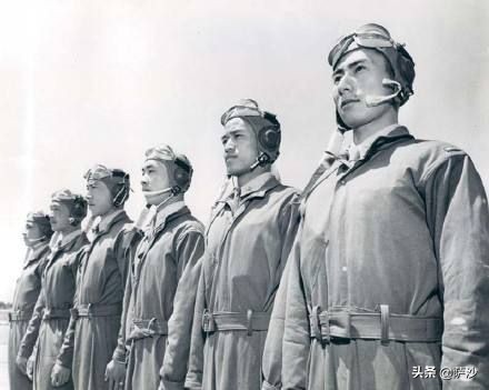 那位踢球最好的抗战飞行员已经为国捐躯了：纪念陈镇和殉国80周年