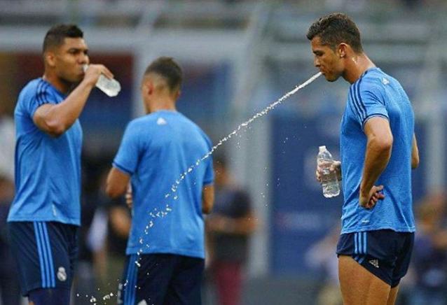 为什么足球运动员喝水要吐口水,足球比赛运动员为什么爱吐口水