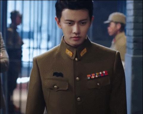 民国军装男神霸气出场,成毅帅气军装