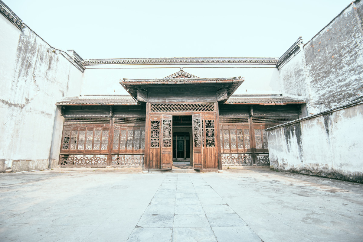 此处早期因湖蚕丝富甲一方，被称为丝绸之府，有700年历史