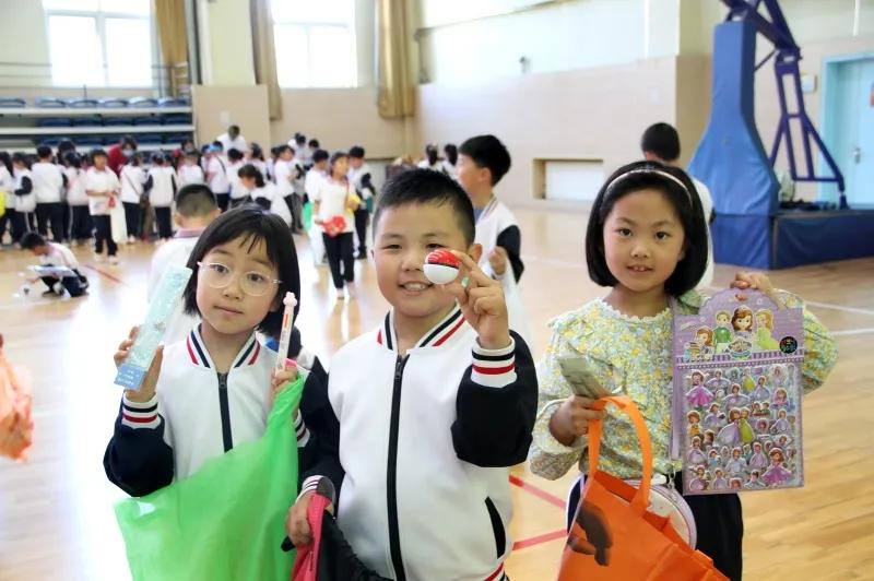 让教育和生活相连——青岛枣山小学开展年级研究性学习活动