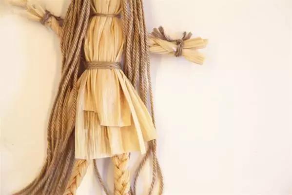 用玉米皮做的手工作品,手工玉米皮编席子教程