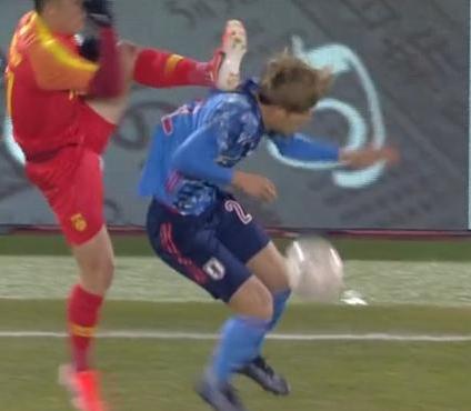 没打就想输，1比2还符合预期！国足再遭网友炮轰：足球可是圆的啊