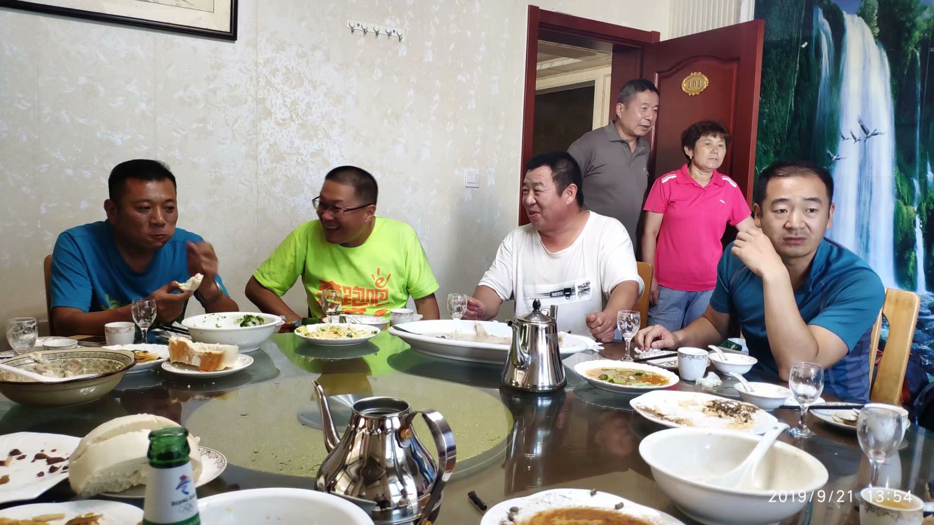 远征三晋凯旋还，飓风众人把酒欢