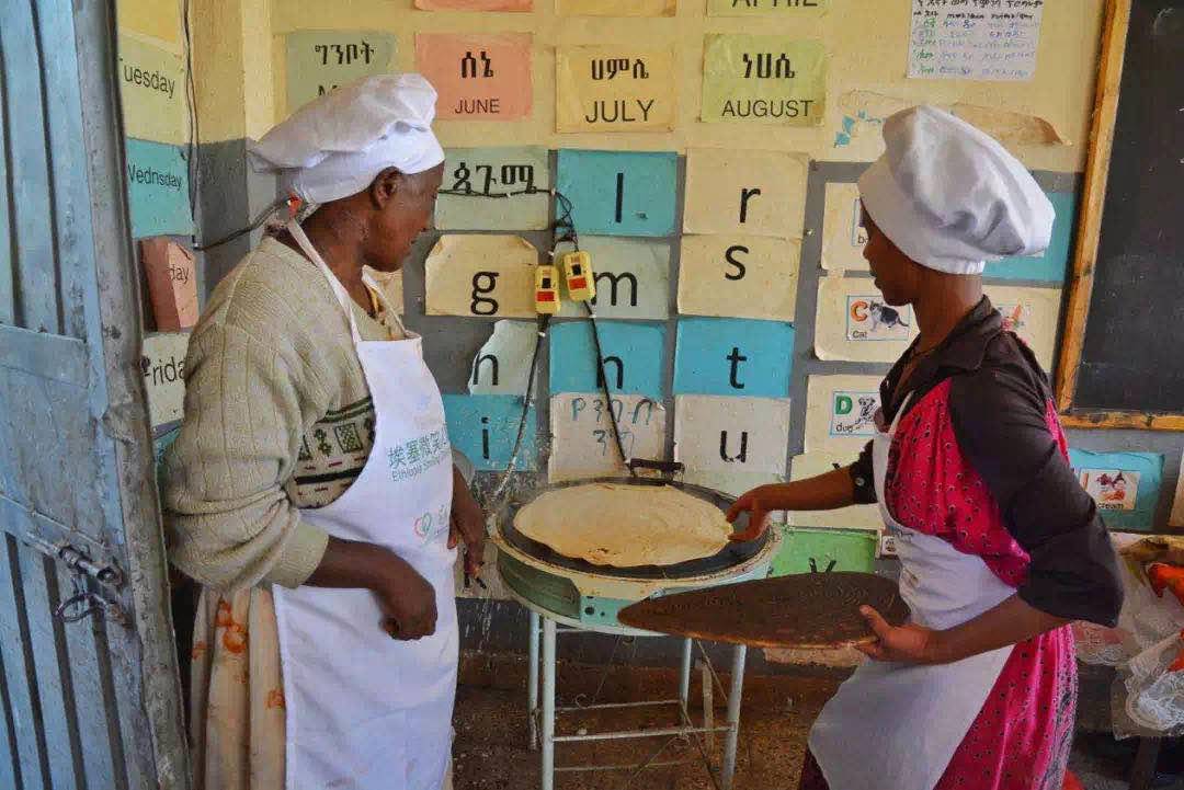 在五分之一人口营养不良的非洲，我们为孩子们提供了五年免费午餐