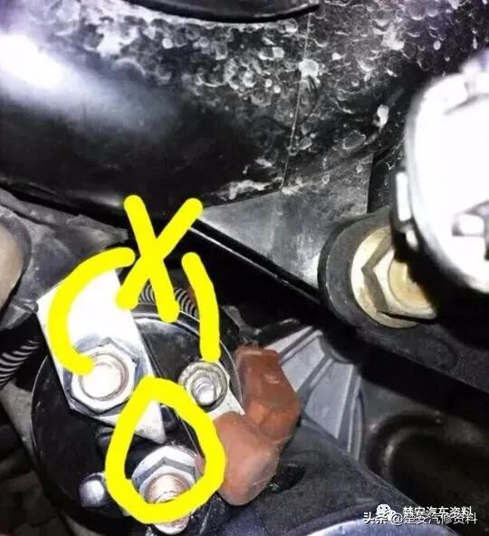 电瓶没电，机械钥匙又转不动打不开车门，看看汽修师傅怎么开门的