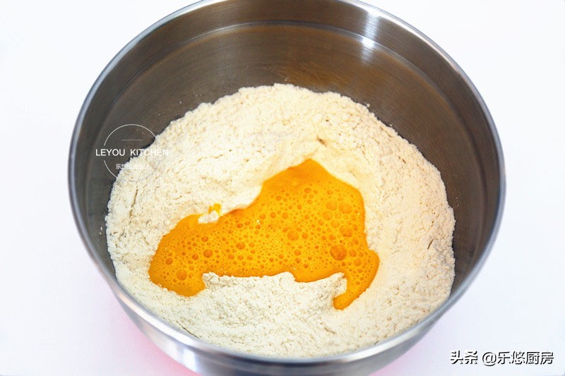 牛奶鸡蛋麻花的家常做法酥脆松软,面粉炸软麻花最简单做法