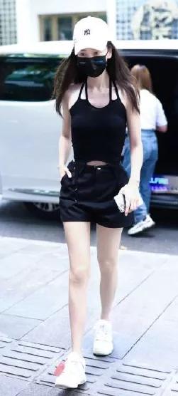 杨幂穿连体短裤时尚大片,杨幂现身粉色风衣配短裤