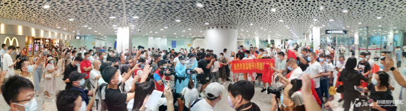在最近的地方迎晚舟——记者深圳宝安机场见闻