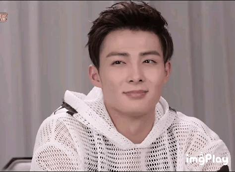 赵丽颖王一博录节目蓝色吊带上衣,赵丽颖王一博快本对视说话