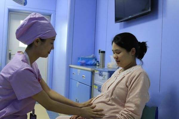 顺产内检是直接摸到婴儿头吗,顺产前医生伸手检查