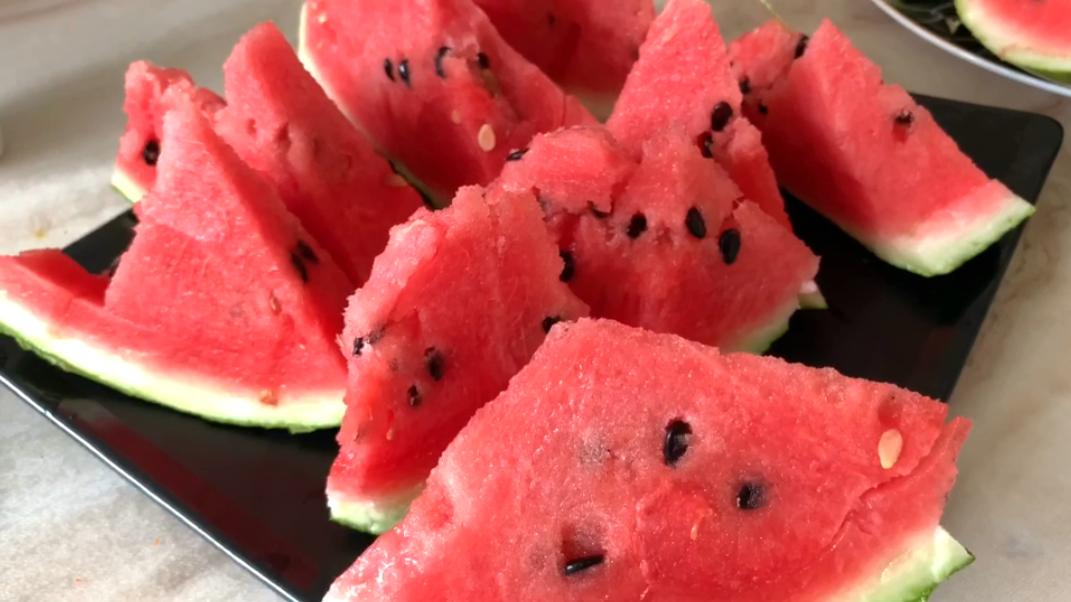 买西瓜的时候不要用手去拍,买西瓜认准这四点保证香甜多汁