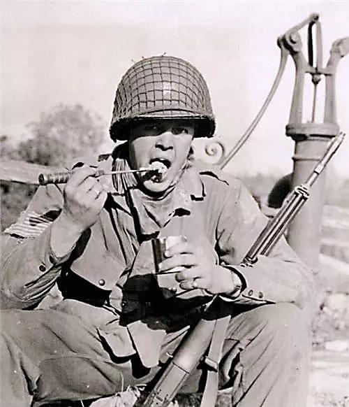 美军二战装备打火机军刀,美国神火手电特种部队装备