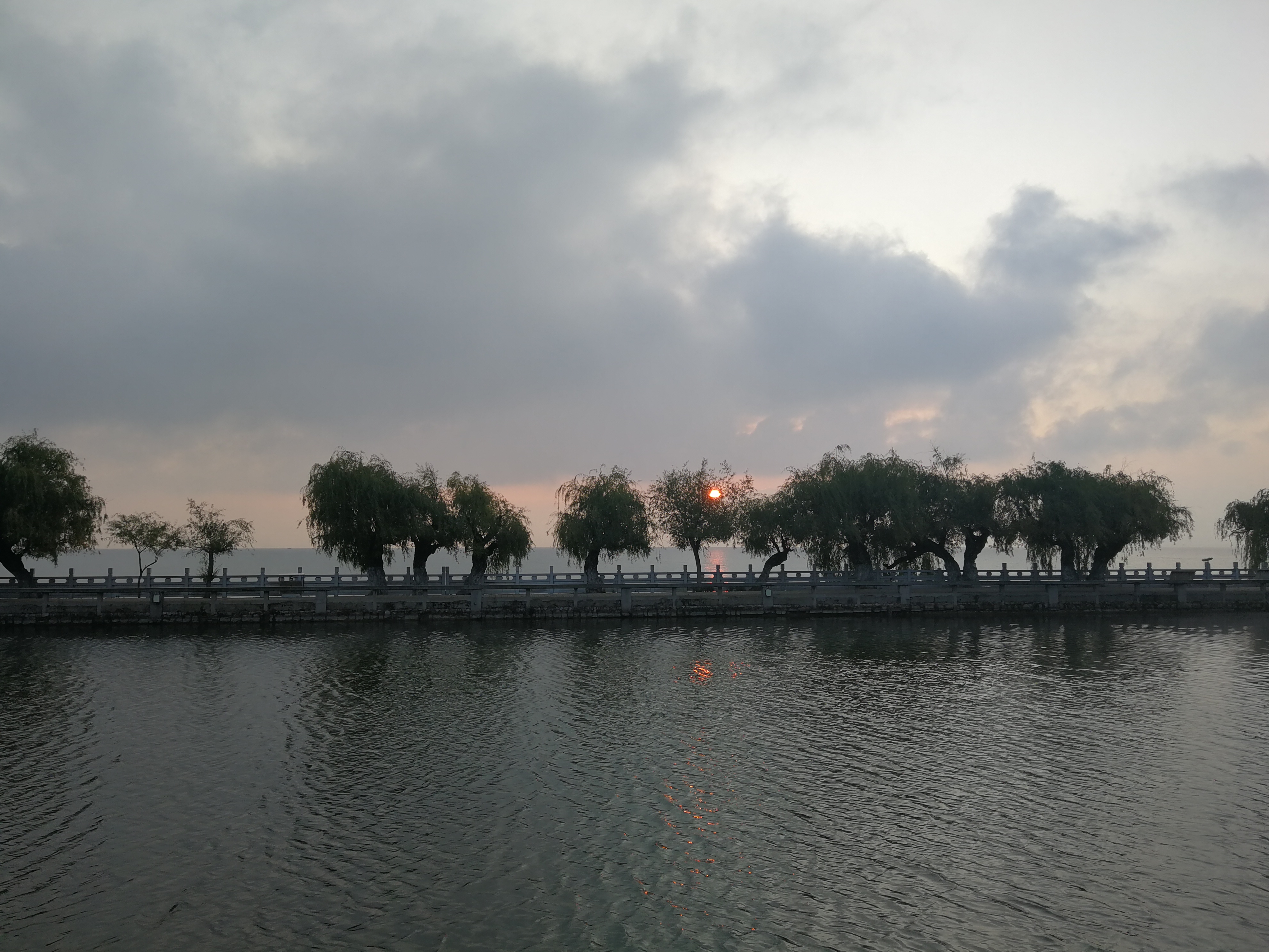 庾澄庆滇池边,滇池畔庾家花园