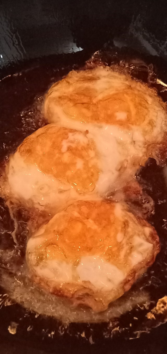 我的夜宵三个煎鸡蛋，人无外财不富马无夜草不肥。