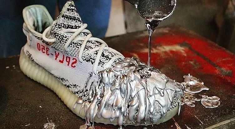 当初忍痛买的万元球鞋,被你们说拆就拆,你有想过我的感受吗?