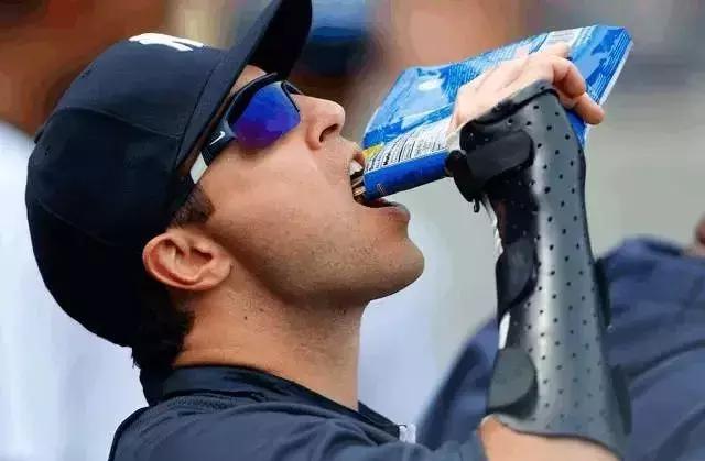 老外开始学中国人嗑瓜子了,老外开始学中国话