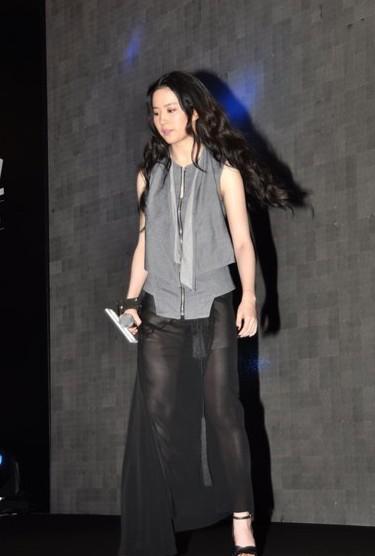 刘亦菲仙气十足穿什么都完美,刘亦菲白色裤子造型