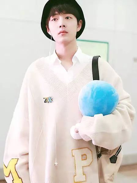 衬衫毛衣的穿法技巧男,毛衣衬衫怎么搭配裤子