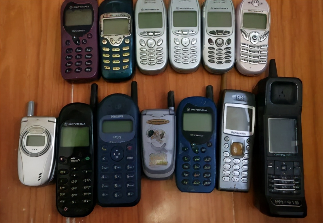 摩托罗拉哪年走下坡路的,摩托罗拉巅峰时期